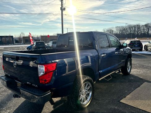 Used 2017 Nissan Titan SV image 5