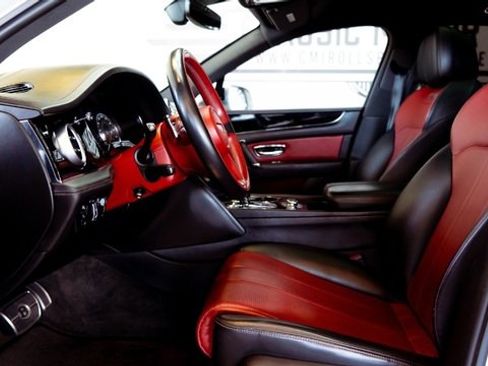 Used 2018 Bentley Bentayga image 11