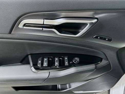 Used 2025 Kia Sportage SX image 15