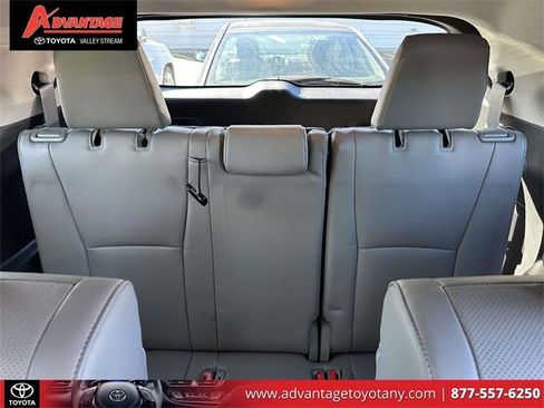 Used 2023 Toyota Highlander Limited image 16