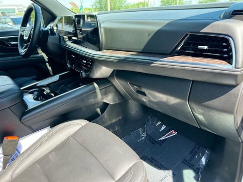 Used 2025 Chevrolet Suburban Z71 AWD/4WD image 30