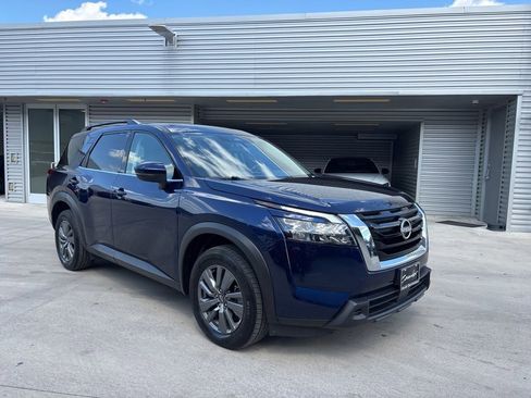 Used 2025 Nissan Pathfinder SV FWD image 3
