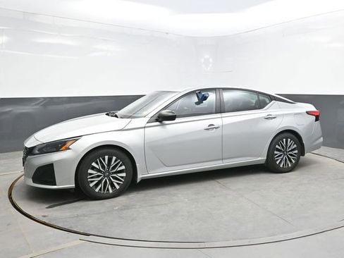 Used 2024 Nissan Altima 2.5 SV FWD image 3