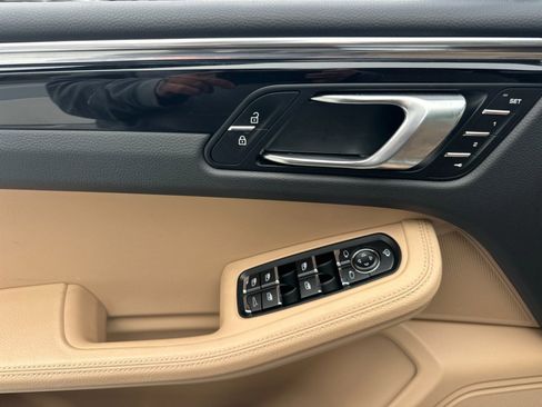Used 2025 Porsche Macan image 12