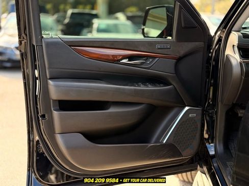 Used 2019 Cadillac Escalade Luxury AWD/4WD image 8