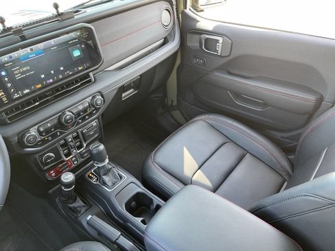 Used 2025 Jeep Gladiator Rubicon AWD/4WD image 17