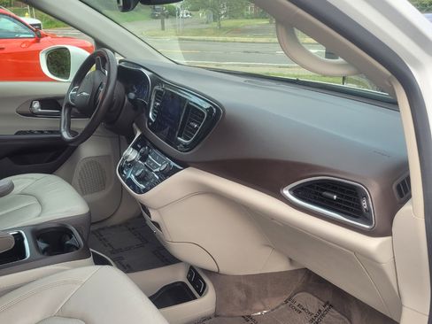 Used 2017 Chrysler Pacifica Touring-L Plus image 26