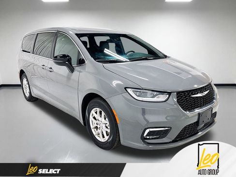 Used 2025 Chrysler Pacifica Select FWD image 5