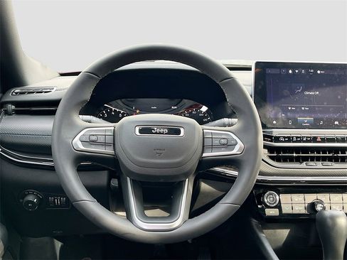 Used 2025 Jeep Compass Latitude w/ Altitude Special Edition image 11