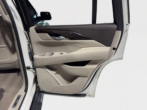 Used 2015 Cadillac Escalade Luxury image 30