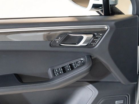 Certified 2024 Porsche Macan AWD/4WD image 17