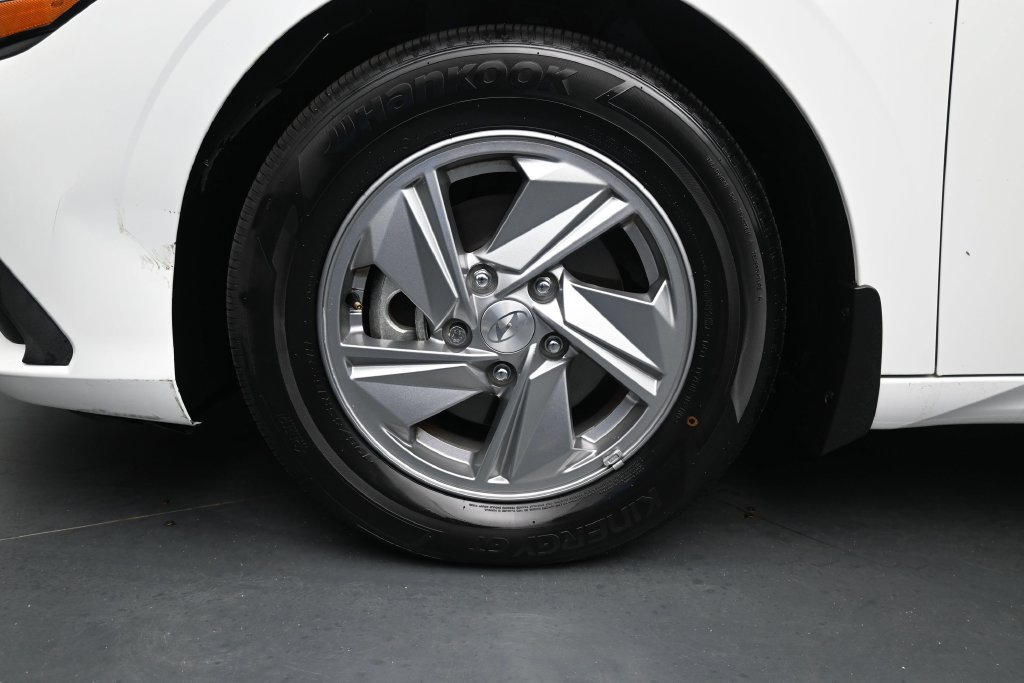 Used 2024 Hyundai Elantra SE FWD image 11