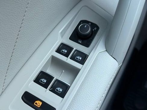 Used 2024 Volkswagen Tiguan SE AWD/4WD image 18