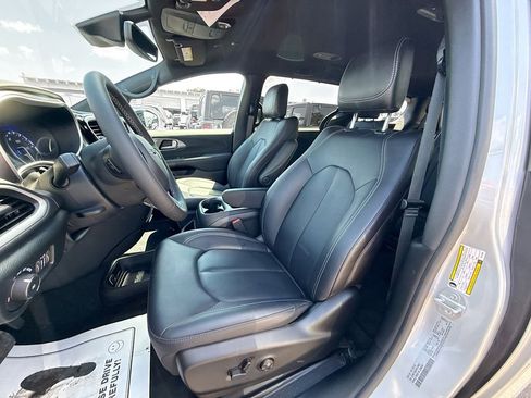 Used 2026 Chrysler Pacifica Select image 23
