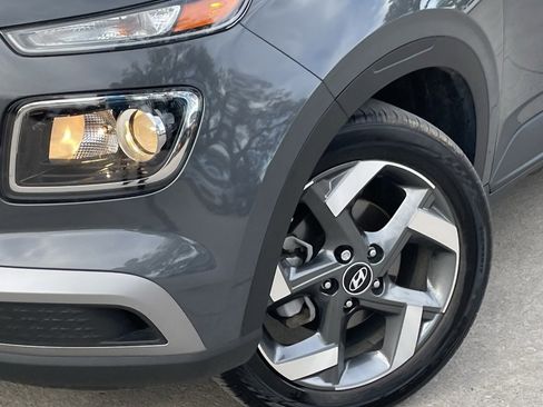 Used 2025 Hyundai Venue SEL image 8
