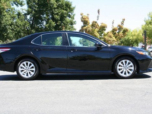 Used 2020 Toyota Camry LE w/ Convenience Package FWD image 4