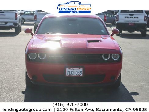 Used 2015 Dodge Challenger SXT image 6