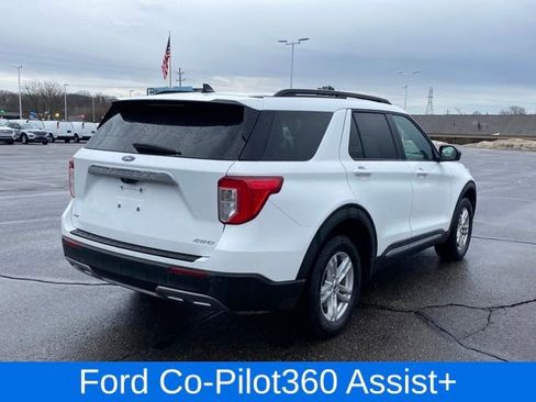 Used 2022 Ford Explorer XLT image 3