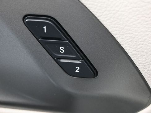 Used 2023 Chrysler Pacifica Touring-L FWD image 21