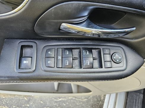 Used 2019 Dodge Grand Caravan SXT image 5