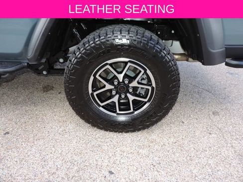 Used 2025 Jeep Gladiator Rubicon w/ Convenience Group AWD/4WD image 16