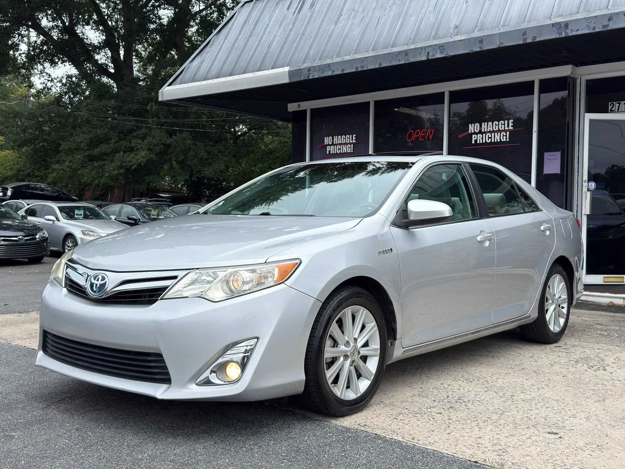 Used 2013 Toyota Camry XLE w/ Leather Pkg FWD image 2