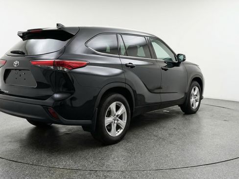 Used 2025 Toyota Highlander LE image 9