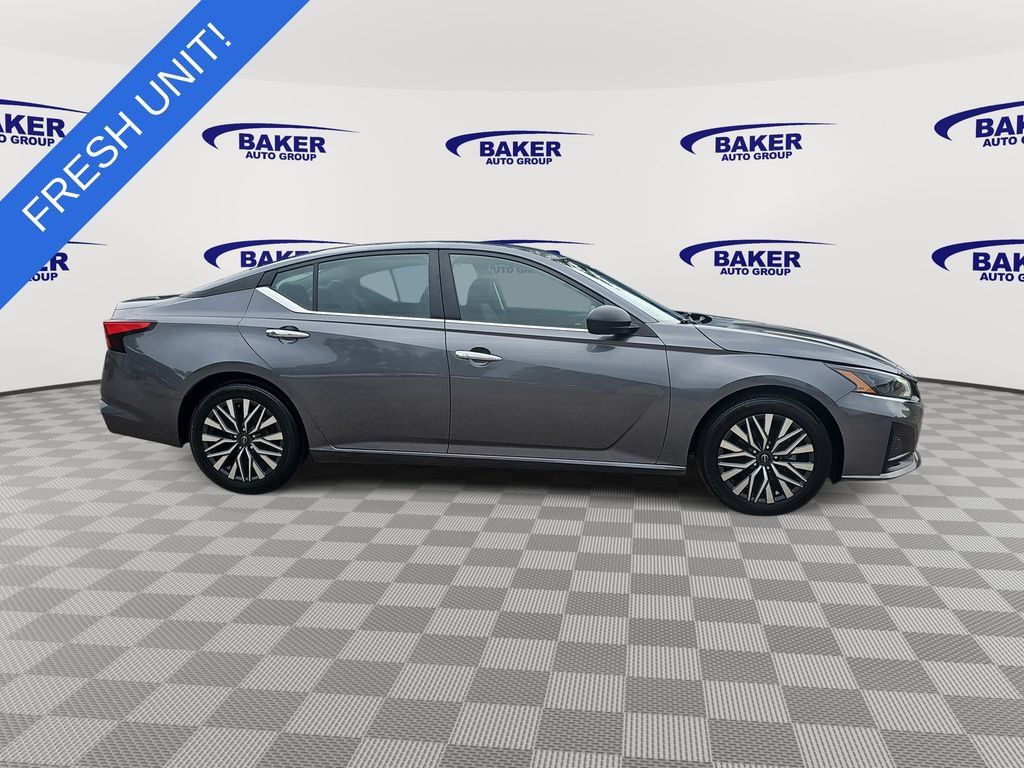 Used 2024 Nissan Altima 2.5 SV FWD image 4