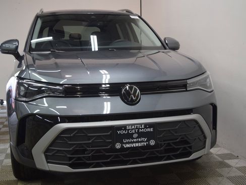 New 2025 Volkswagen Taos SE image 2