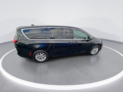 Used 2024 Chrysler Pacifica Touring-L image 9