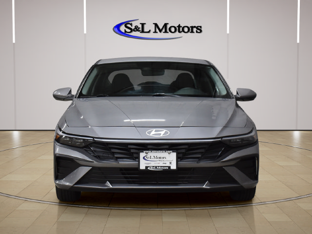 Used 2026 Hyundai Elantra SE FWD image 2