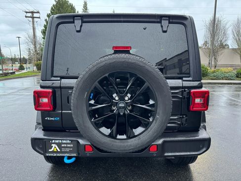 Used 2022 Jeep Wrangler Unlimited Sahara w/ Cold Weather Group image 9