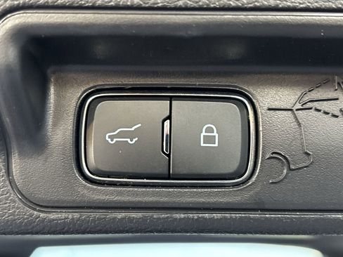 Used 2022 Ford Explorer XLT w/ Equipment Group 202A image 9