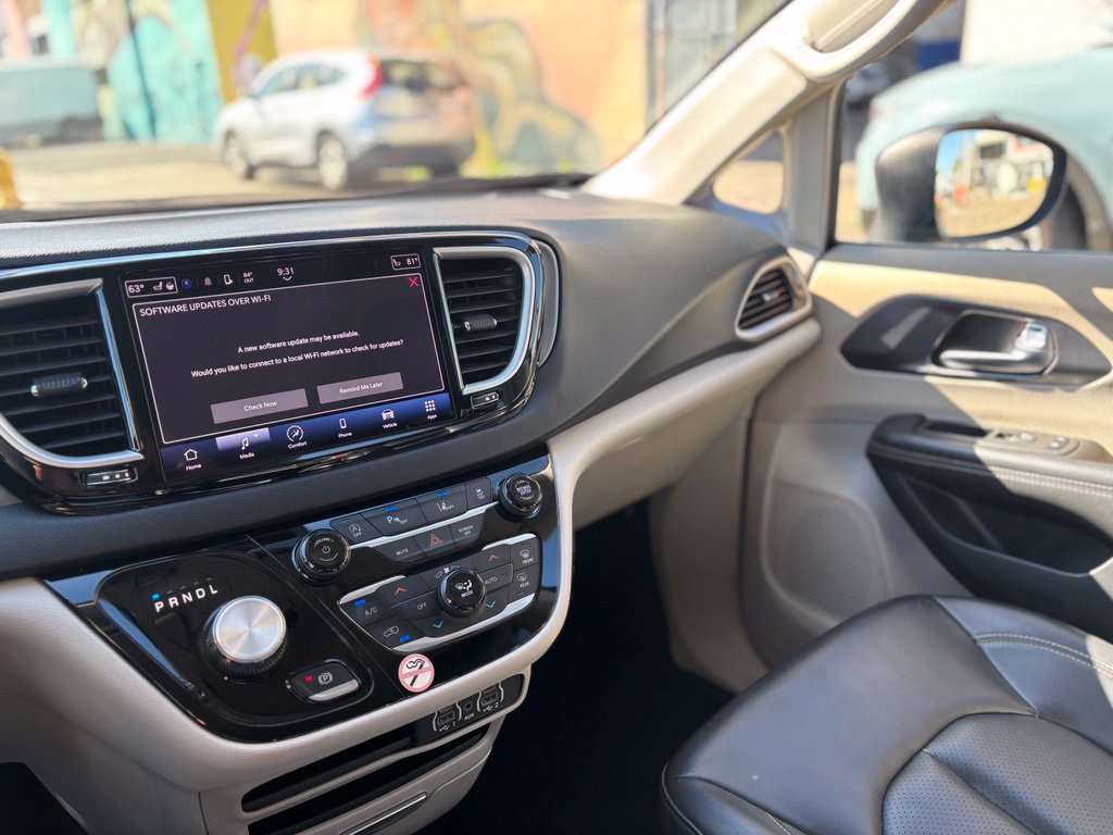Used 2023 Chrysler Pacifica Touring-L FWD image 19