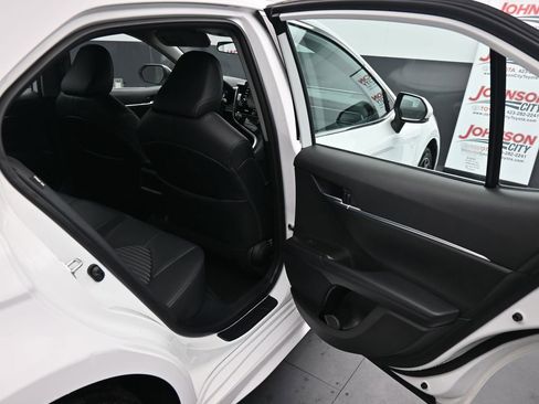 Used 2024 Toyota Camry SE image 11