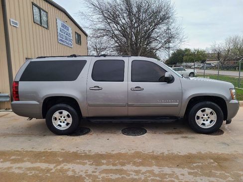 Used 2008 Chevrolet Suburban LT w/ LT Preferred Equipment Group RWD image 2