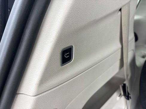 Used 2023 Chrysler Pacifica Touring-L FWD image 33