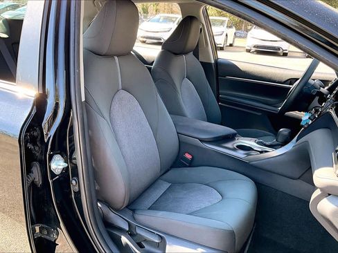 Used 2022 Toyota Camry LE image 9