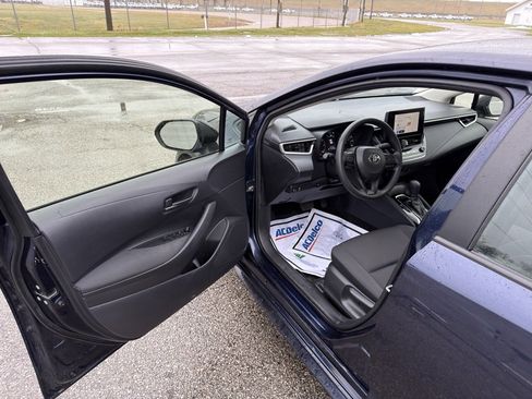 Used 2025 Toyota Corolla LE image 31