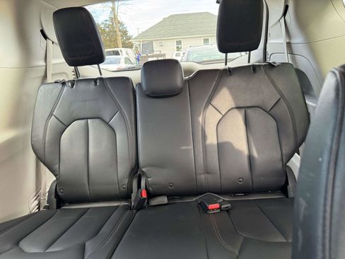 Used 2017 Chrysler Pacifica Touring-L image 10