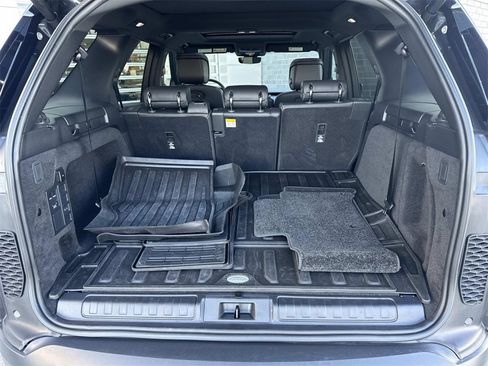 Used 2025 Land Rover Discovery S image 6