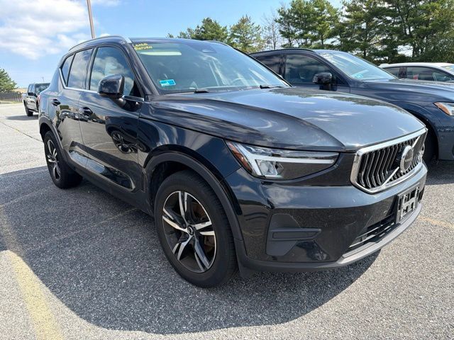 Used 2024 Volvo XC40 B5 Core AWD/4WD image 1