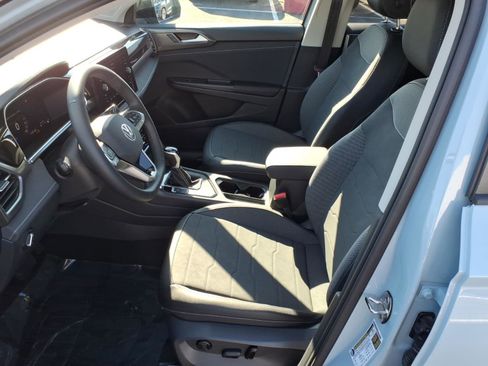 New 2026 Volkswagen Taos SE image 10