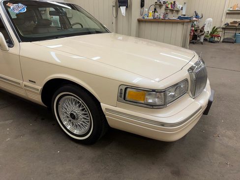 Used 1996 Lincoln Town Car Signature image 20