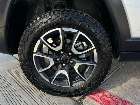 Used 2025 Jeep Compass Trailhawk image 8