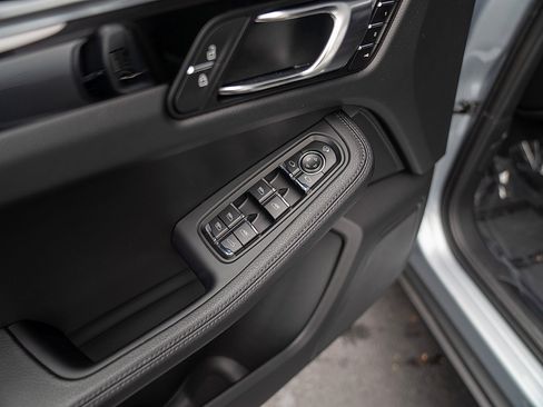 Used 2026 Porsche Macan AWD/4WD image 18