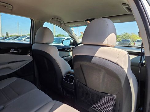 Used 2020 Kia Sorento LX image 12