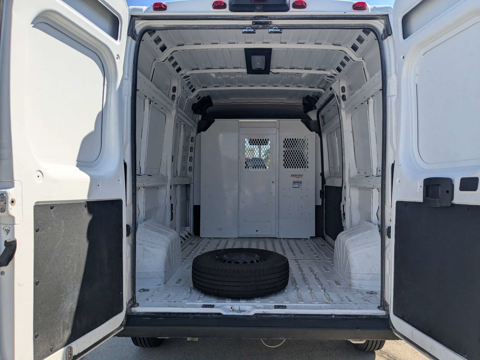 Used 2024 RAM ProMaster 2500 w/ Convenience Group FWD image 13
