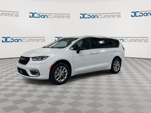New 2026 Chrysler Pacifica Select AWD/4WD image 4