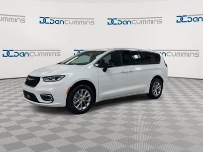 New 2026 Chrysler Pacifica Select